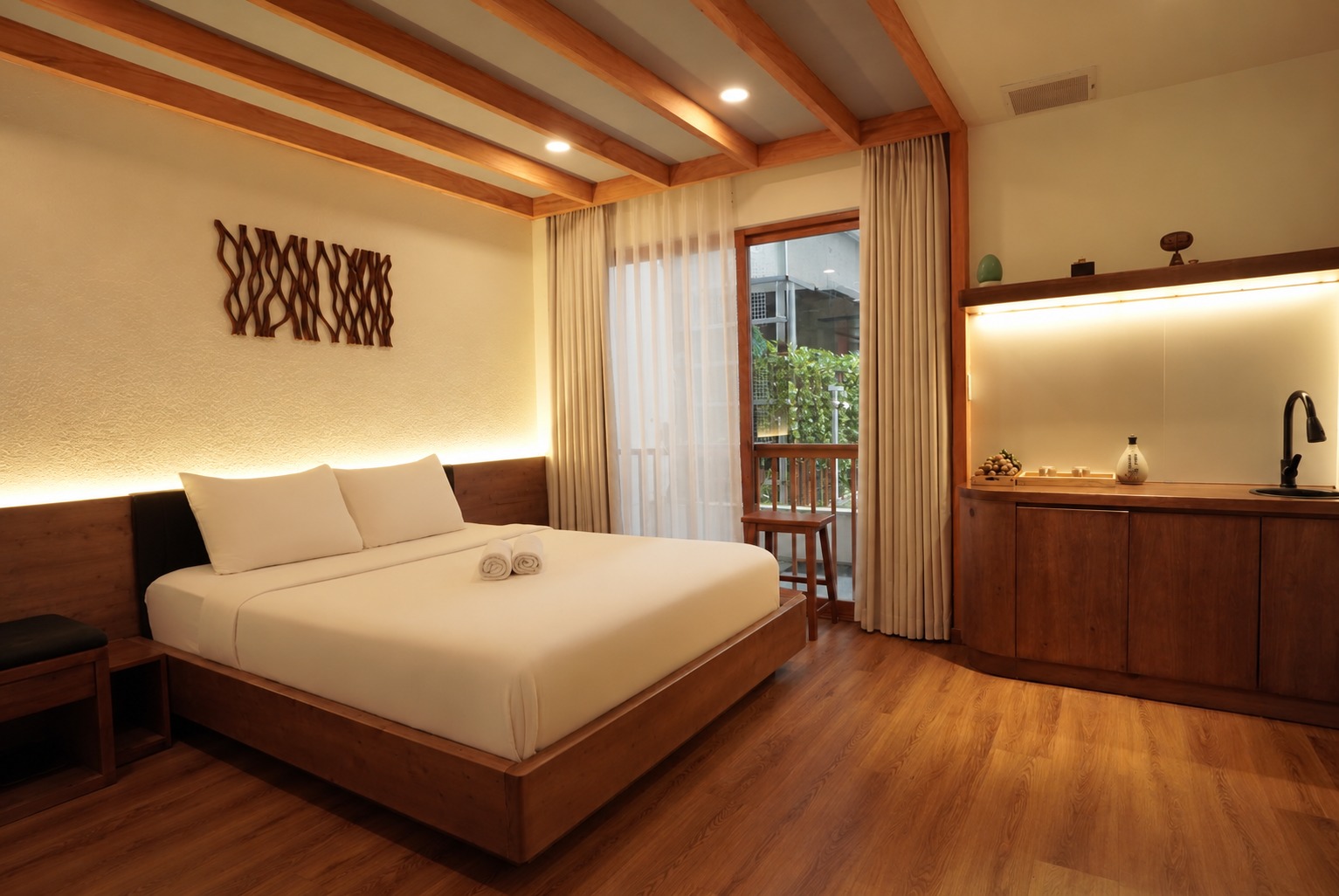 balcony-05-king-bed Havira Ham Nghi EN102 - Balcony studio